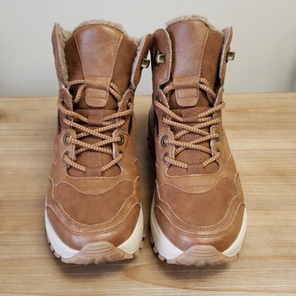 Call it Spring sneakers - Picture 2 of 7